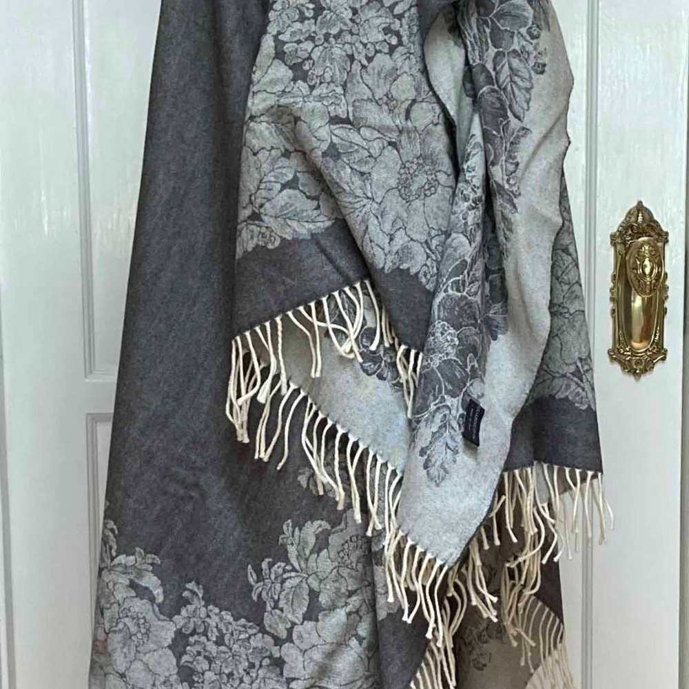 Guarisco 100% Wool Gray Shawl/Wrap/ Throw +Natural Shawl/Throw. Never Worn Italy